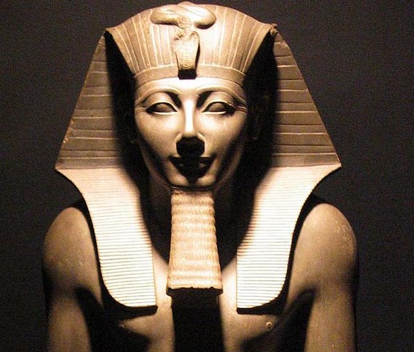 Thutmose III statue